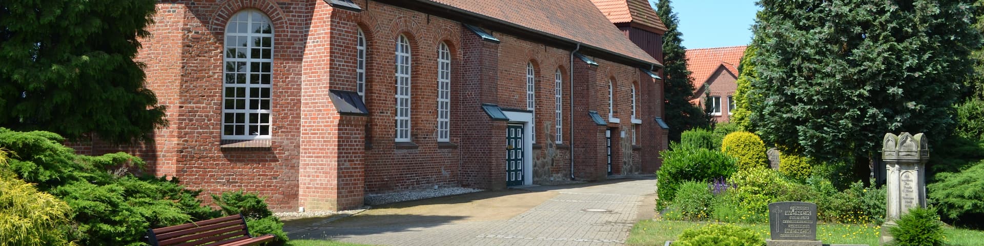 Petrikirche mit Glockenturm Am Friedhof 2