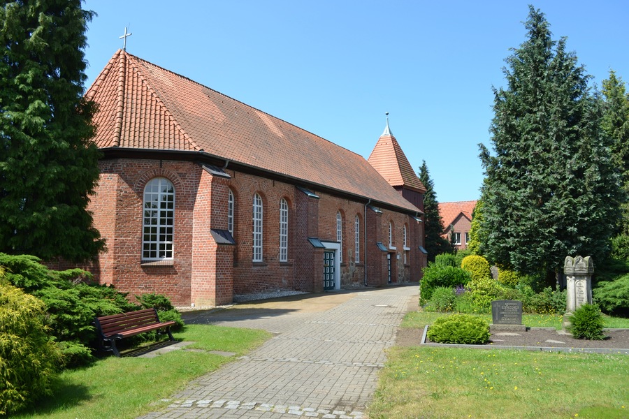Petrikirche mit Glockenturm Am Friedhof 2