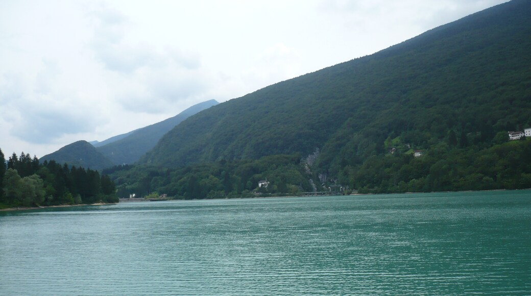 Foto "Lago Barcis" por jitsharan (CC BY-SA) / Recortada de la original