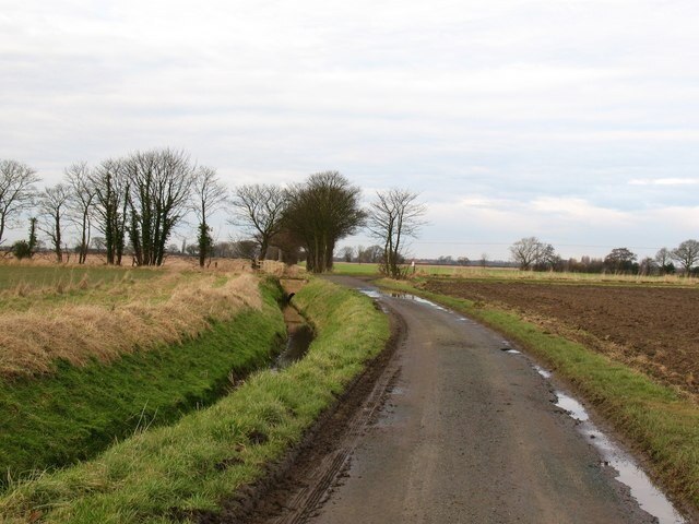 Foto „Temple Hirst“ von Gordon Hatton (CC BY-SA)/zugeschnittenes Original