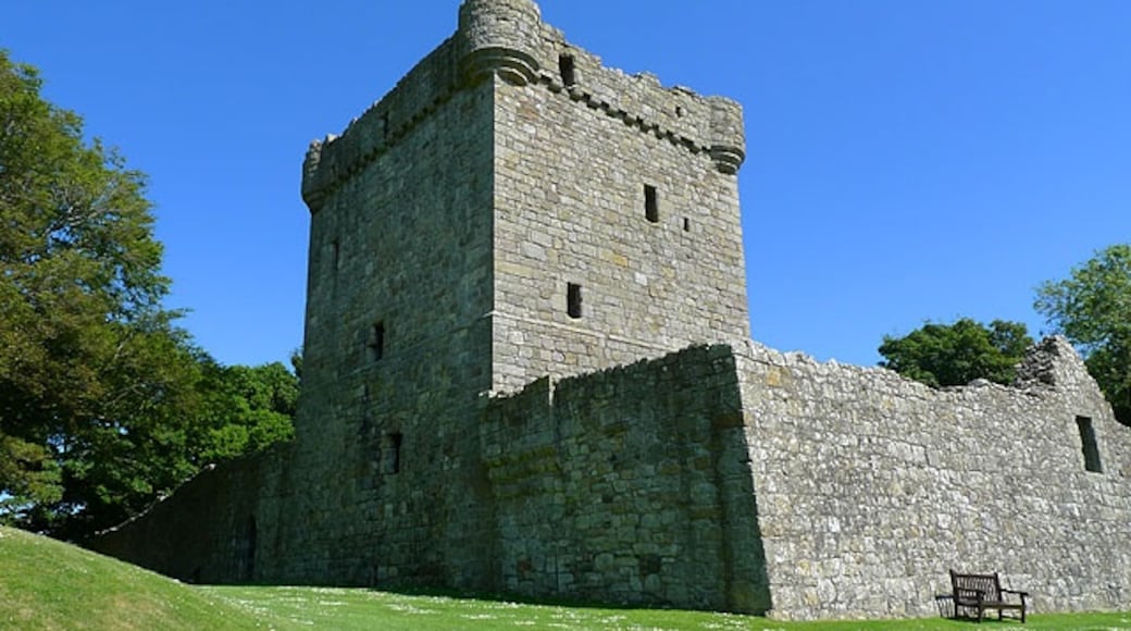 Foto "Kastil Loch Leven" oleh Dr Richard Murray (CC BY-SA) / Dipotong dari foto asli