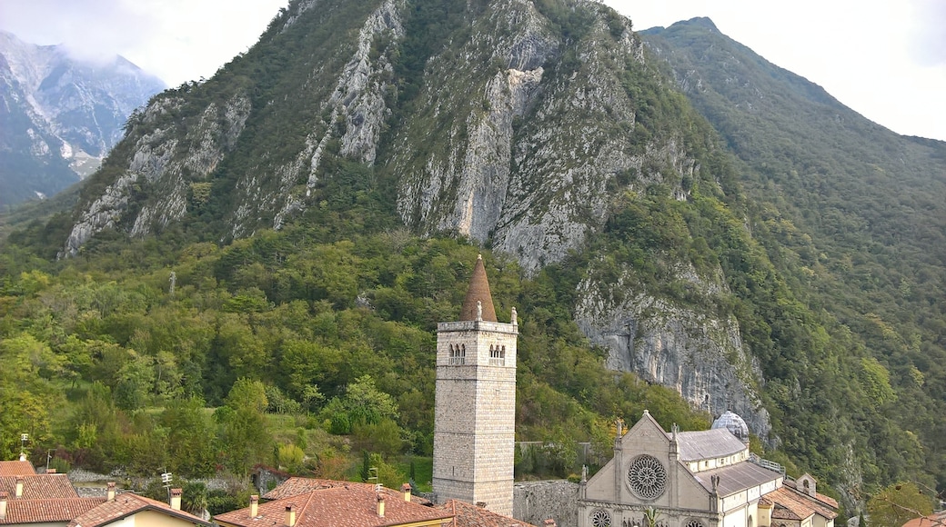 Foto “Gemona del Friuli” tomada por Lessormore (page does not exist) (CC BY-SA); recorte de la original