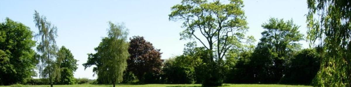 Photo "Pond near Rymer Point. This pond is located opposite Rymer Farm." by Stephen McKay (Creative Commons Attribution-Share Alike 2.0) / Cropped from original