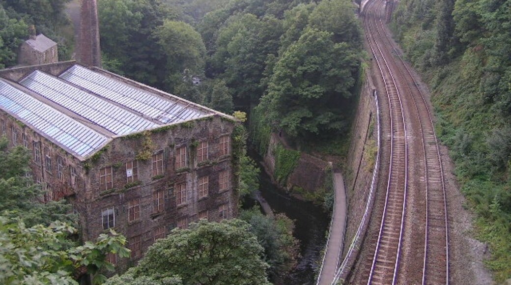 Photo "New Mills" by Dave Dunford (CC BY-SA) / Cropped from original