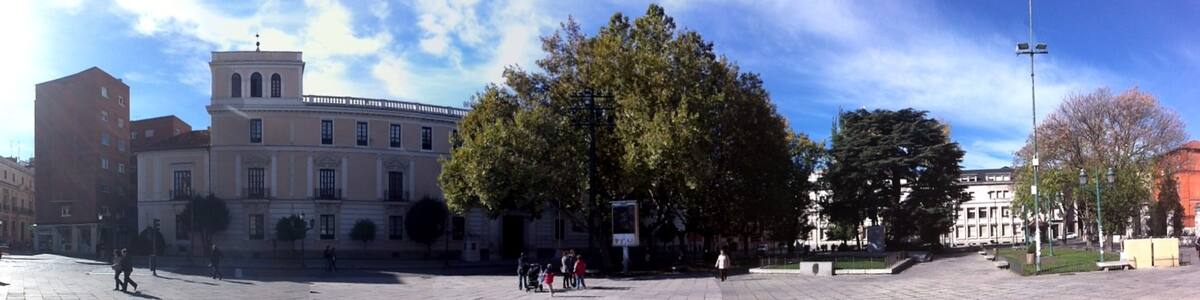 Photo "Plaza de San Pablo en la ciudad de Valladolid" by Roinpa (Creative Commons Attribution-Share Alike 3.0) / Cropped from original