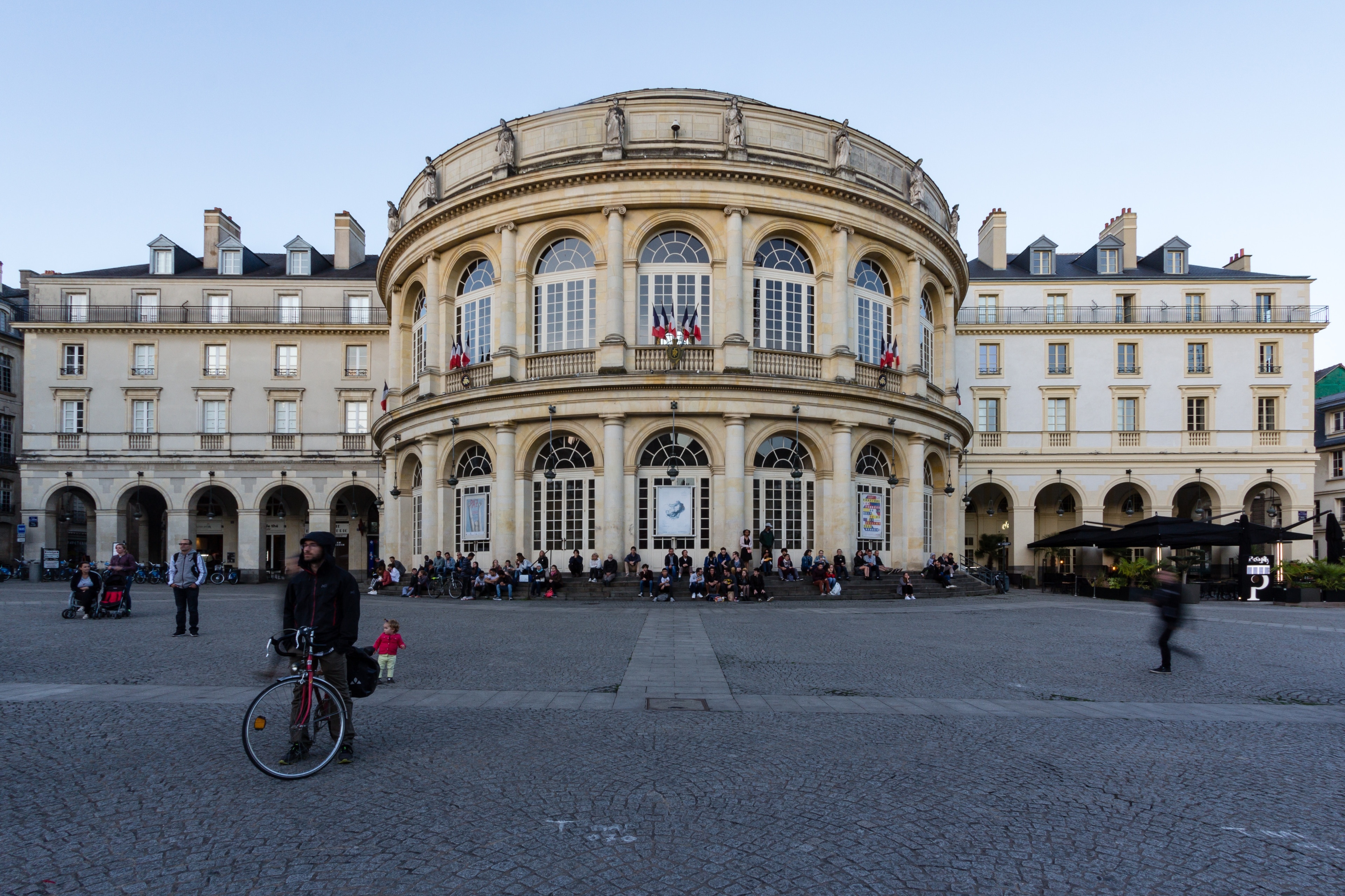 Français: La façade ouest de l'opéra de Rennes à la tombée du jour, pendant le festival Transat en ville.