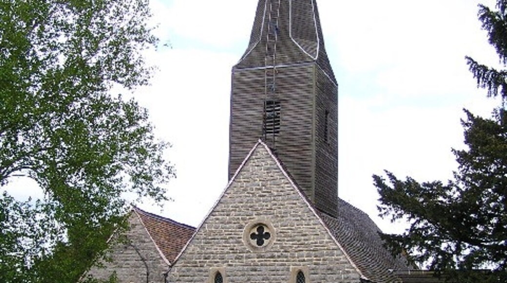 Foto “White Ladies Aston” tomada por Richard Dunn (CC BY-SA); recorte de la original