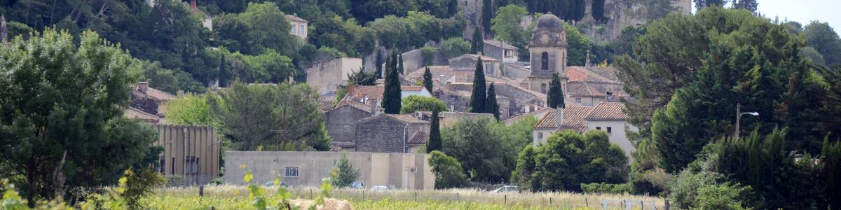 Photo "The castle of Sommieres at the hill Eastly of the city" by Henk Monster (Creative Commons Attribution 3.0) / Cropped from original