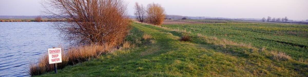 Photo "Small lake, Yaxley This small lake has been created by a large embankment. There were a number of ducks on it and the area is shown as a Nature Conservation Area." by Julian Dowse (Creative Commons Attribution-Share Alike 2.0) / Cropped from original
