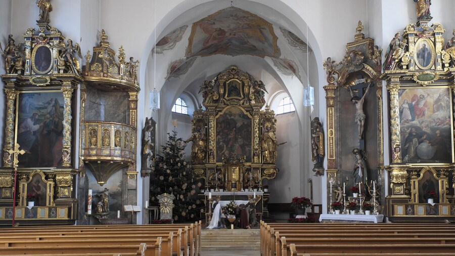 Photo "Katholische Pfarrkirche St. Johannes Evangelist in Hohenkammer im Landkreis Freising (Bayern/Deutschland), Innenraum" by GFreihalter (Creative Commons Attribution-Share Alike 3.0) / Cropped from original