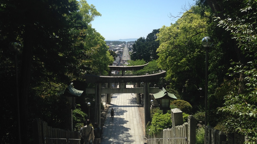 Photo "宮地嶽神社・海へ向かう参道" by そらみみ (Creative Commons Attribution-Share Alike 4.0) / Cropped from original
