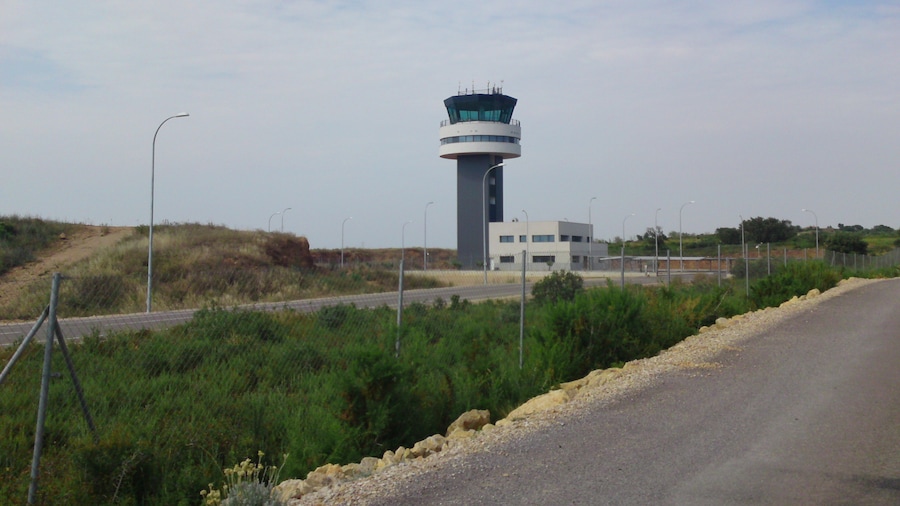 Photo "airport,torre control" by zejijunto (Creative Commons Attribution 3.0) / Cropped from original