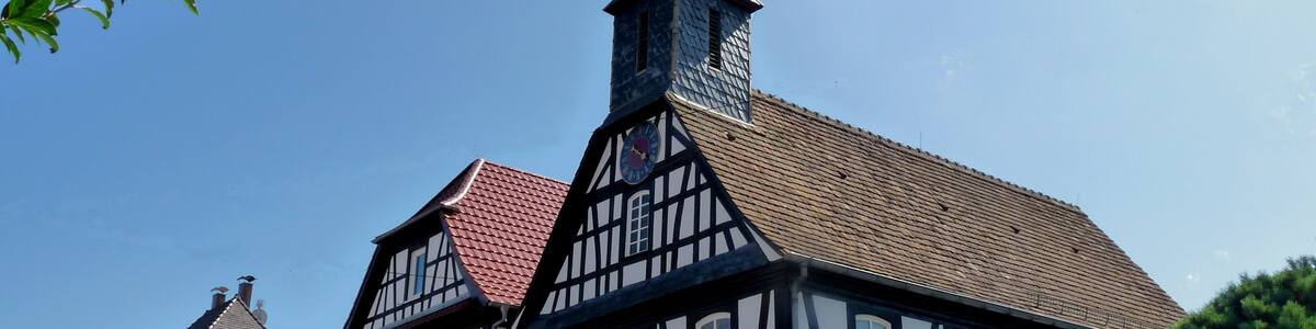 Photo "L'église de Kuhlendorf (Betschdorf, Bas-Rhin), église à colombages d'Alsace" by Ji-Elle (Creative Commons Attribution-Share Alike 3.0) / Cropped from original