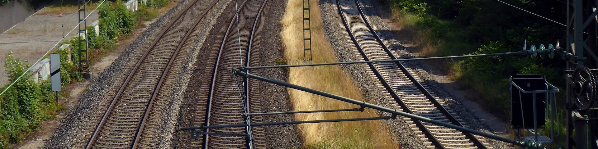 München-Sendling, Bahnstrecke nach Holzkirchen. Von rechts mündet die Sendlinger Spange ein. Im Hintergrund die neue Margarethenkirche.