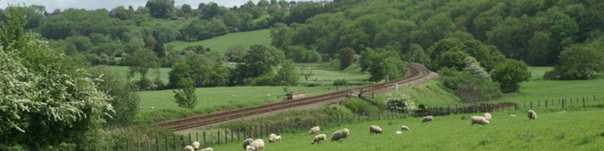 Photo "Avon Valley, Freshford. Looking southeast up the valley and the GWR from Station Road, Freshford" by Pierre Terre (Creative Commons Attribution-Share Alike 2.0) / Cropped from original
