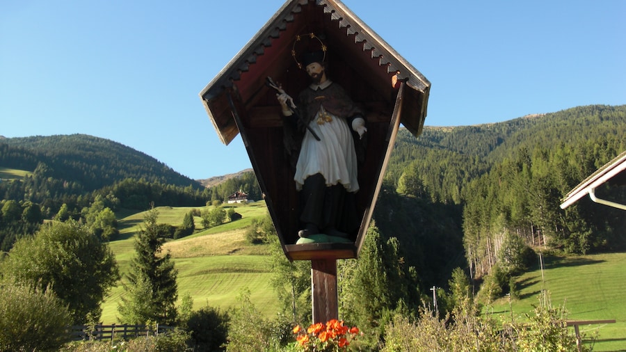 Photo "Bildstock hl. Joh. Nepomuk im Sillianer Ortsteil Arnbach in Osttirol, Österrich." by Steinsplitter (Creative Commons Attribution-Share Alike 3.0 at) / Cropped from original