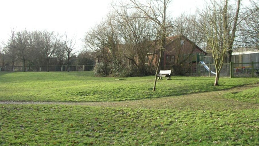 Photo "Hookwood Memorial Hall. Seen from the play area on the remains of Withy Meadow." by Andy Potter (Creative Commons Attribution-Share Alike 2.0) / Cropped from original