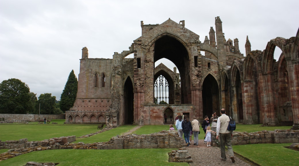 Photo "Melrose Abbey" by LeCardinal (CC BY) / Cropped from original