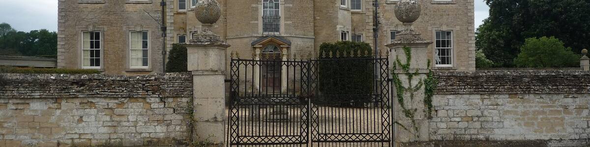 Photo "Ufford Hall" by Kim Fyson (Creative Commons Attribution-Share Alike 2.0) / Cropped from original