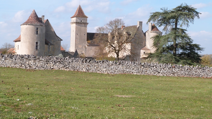 Photo "Château de Couanac(vue générale)" by Thérèse Gaigé (Creative Commons Attribution-Share Alike 4.0) / Cropped from original