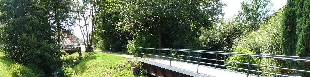 Photo "Saint-Martin-d'Hardinghem (Pas-de-Calais, Fr) rivière L'Aa" by undefined (Creative Commons Zero, Public Domain Dedication) / Cropped from original