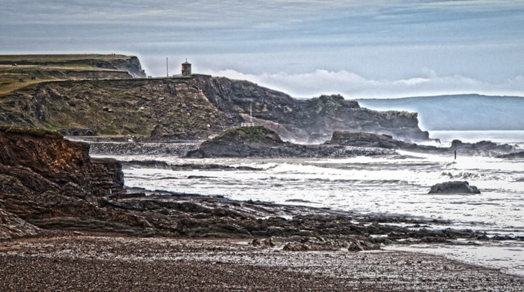 Photo "Breakwater Beach" by Simon Costello (CC BY) / Cropped from original