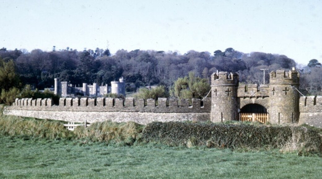 Bildet «Caerhays Castle» tatt av Mike Hancock (CC BY-SA) / originalbilde beskjært