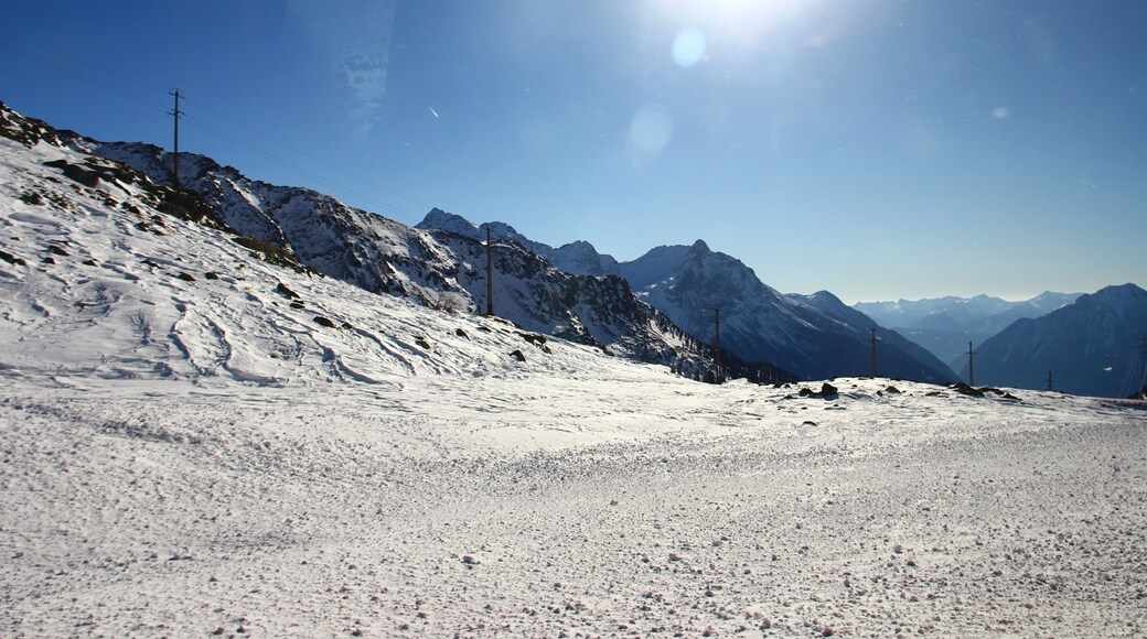 Foto „Wintersportort Lagalb“ von Cesar I. Martins (CC BY)/zugeschnittenes Original