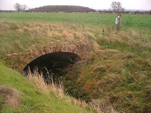 Foto “Wiverton Hall” tomada por John Poyser (CC BY-SA); recorte de la original