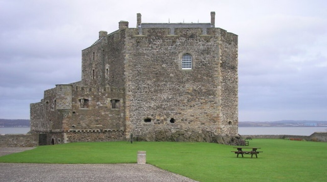 Photo "Blackness Castle" by Sandy Gemmill (CC BY-SA) / Cropped from original