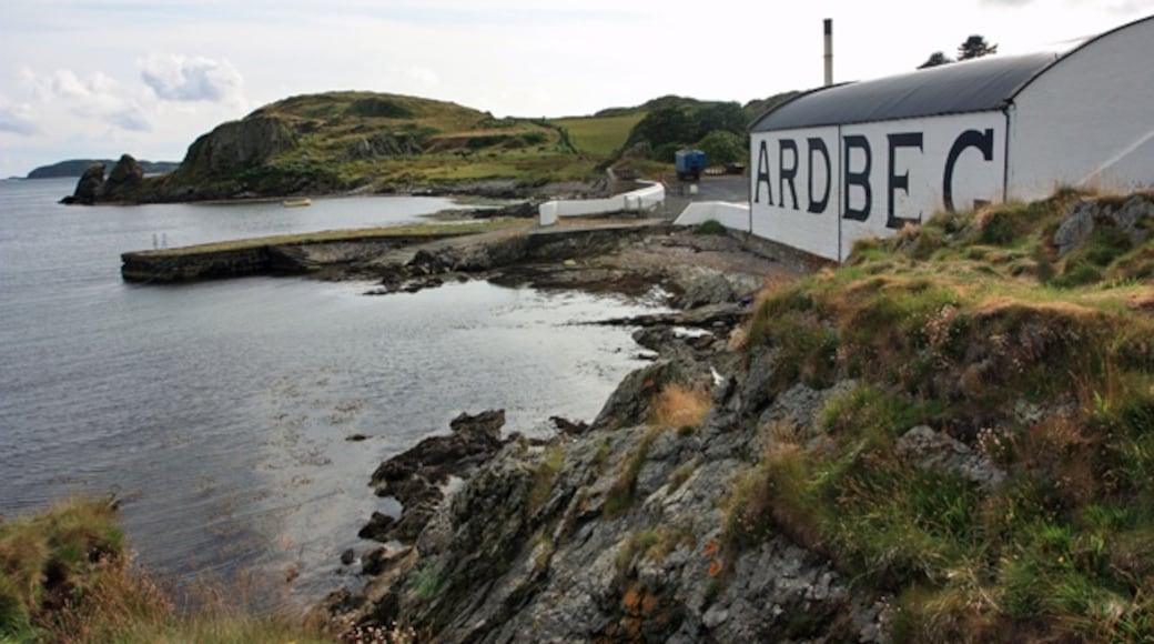 Photo "Ardbeg Distillery" by Peter Church (CC BY-SA) / Cropped from original