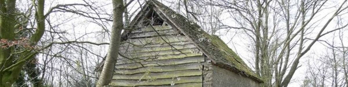Photo "Old barn in Chorley, Shropshire" by Mat Fascione (Creative Commons Attribution-Share Alike 2.0) / Cropped from original