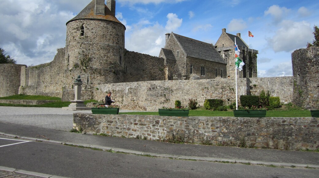 Foto „Saint-Sauveur-le-Vicomte“ von Xfigpower (CC BY-SA)/zugeschnittenes Original