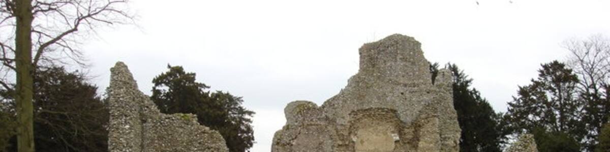 Photo "Weeting Castle (2)" by Oxyman (Creative Commons Attribution-Share Alike 2.0) / Cropped from original