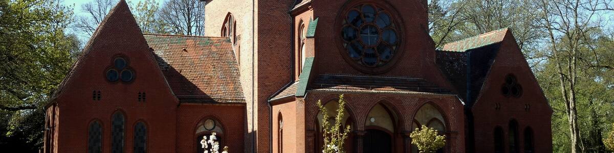 Photo "Die Kapelle auf dem Parkfriedhof Eichhof." by Snoopy1964 (Creative Commons Attribution-Share Alike 4.0) / Cropped from original