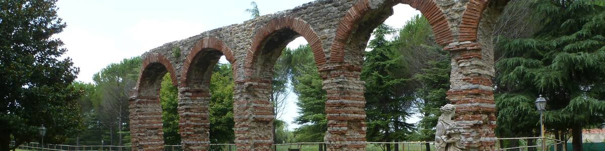 Photo "L'acquedotto romano di Caldaccoli visto dal giardino privato dove è situato." by Jeroen van Arkel (Creative Commons Attribution-Share Alike 3.0) / Cropped from original