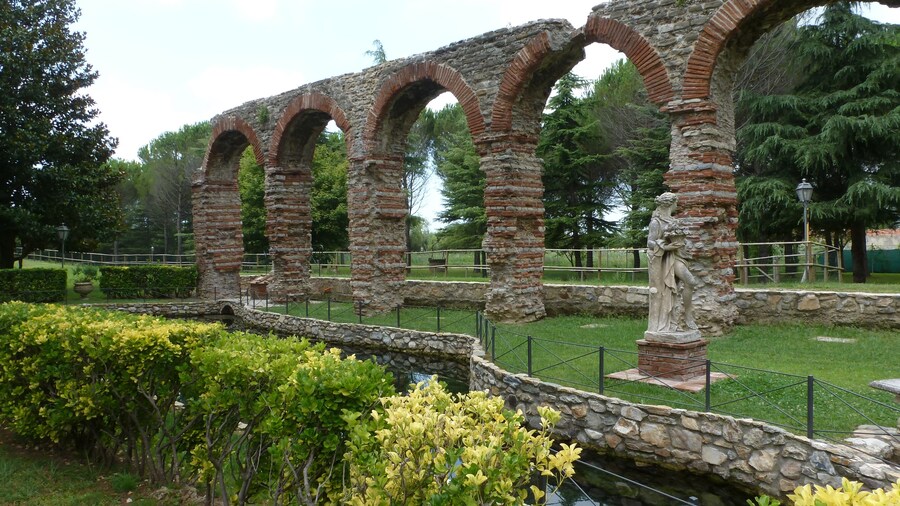 Photo "L'acquedotto romano di Caldaccoli visto dal giardino privato dove è situato." by Jeroen van Arkel (Creative Commons Attribution-Share Alike 3.0) / Cropped from original