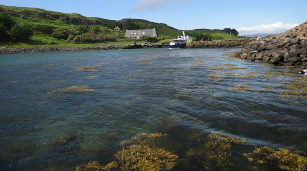 Photo "Isle of Muck" by Lisa Jarvis (CC BY-SA) / Cropped from original