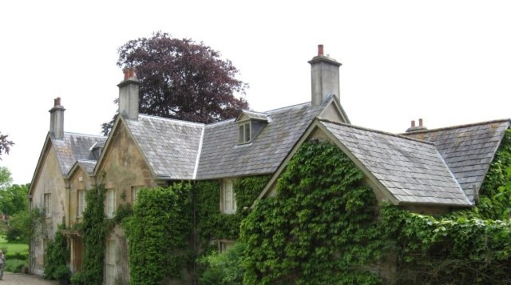 Photo "Langton Long Blandford" by John Palmer (CC BY-SA) / Cropped from original