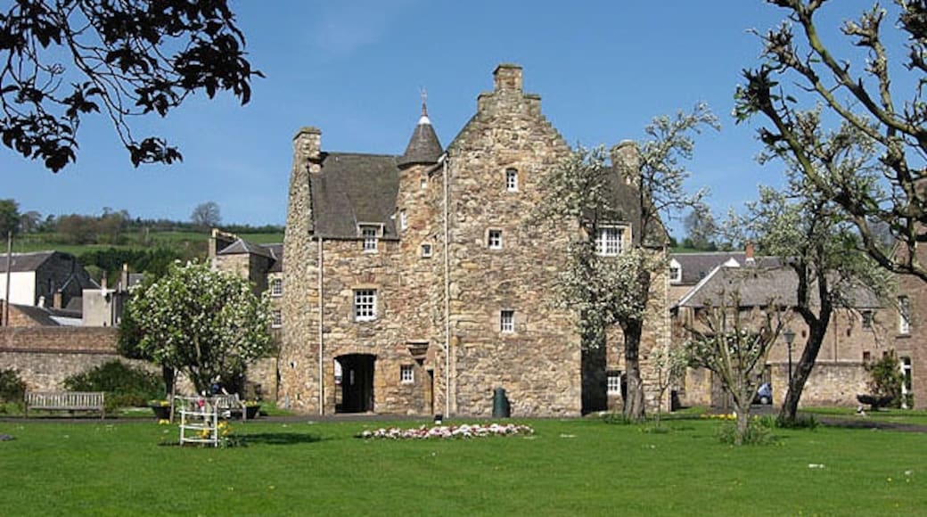 Photo "Mary Queen of Scots House" by Walter Baxter (CC BY-SA) / Cropped from original