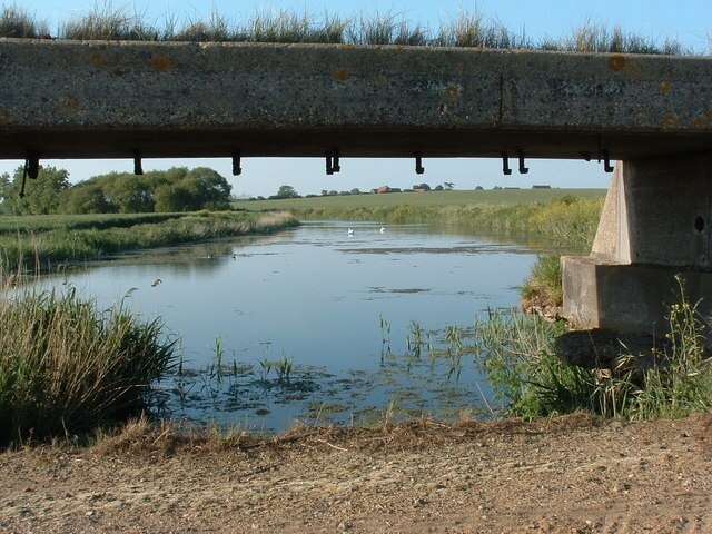 Foto “Alderton” tomada por Alan Stewart (CC BY-SA); recorte de la original