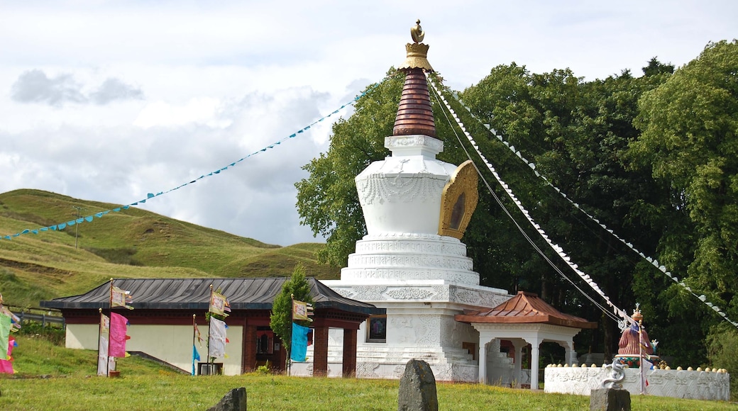 Photo "Samyeling Tibetan Buddhist Centre" by Secretlondon (CC BY-SA) / Cropped from original