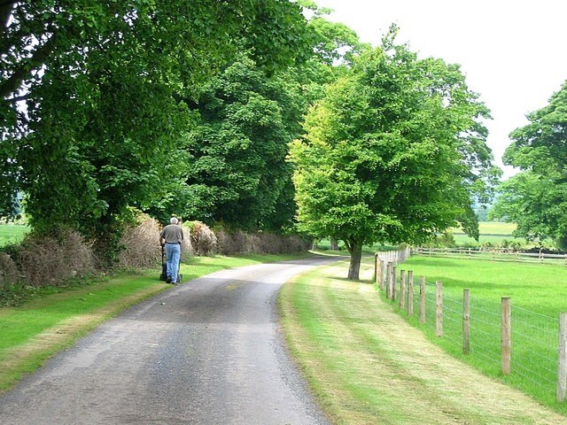 Photo "Stonegrave" by Roger Smith (CC BY-SA) / Cropped from original