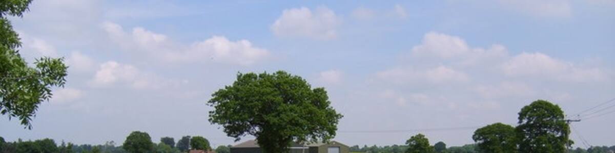 Photo "Howden Lane Taken from the Howden Lane bridge." by Sam Kelly (Creative Commons Attribution-Share Alike 2.0) / Cropped from original