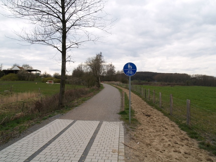 Radweg auf der ehemaligen Bahnstrecke Schee–Silschede im Bereich Am Klopwams (Hof links im Hintergrund) in Sprockhövel-Hiddinghausen; Aufnahmestandort: Kreuzung Radweg/Straße Aqueldruft