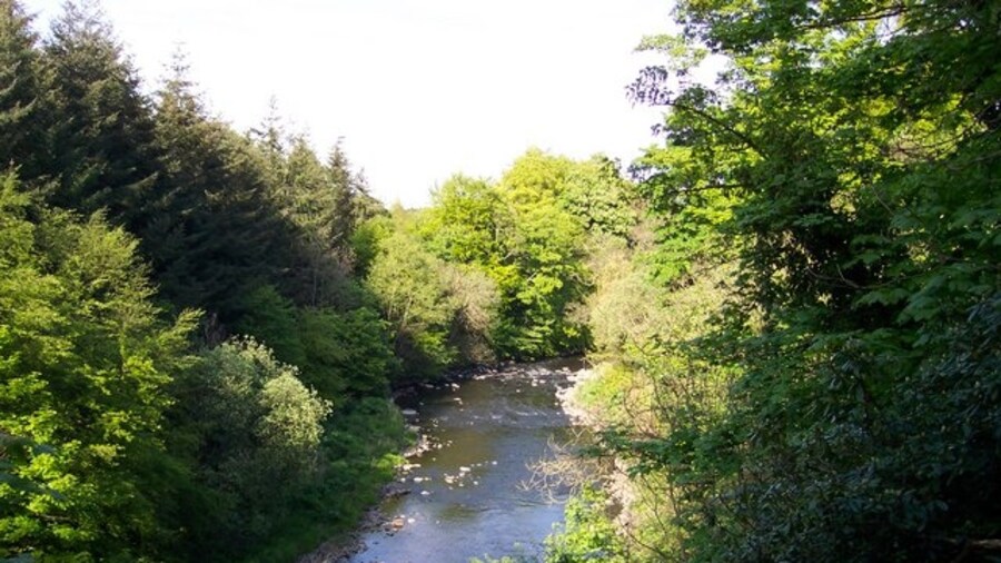 Photo "River Almond Edinburgh 2007 Taken from the top of a cliff just out from Cammo Park" by stephen samson (Creative Commons Attribution-Share Alike 2.0) / Cropped from original