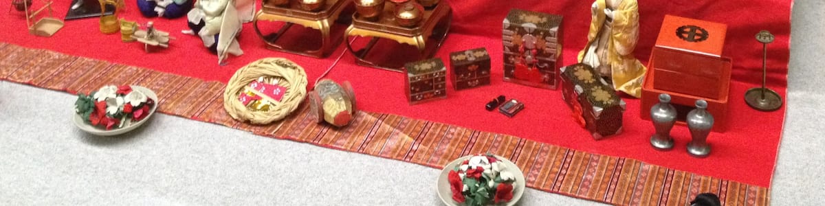 Photo "Dolls displayed at the Girl's Festival (Hinaningyo). Meiji 33, 1900. Exhibit in the Nagoya City Museum" by Gryffindor (Creative Commons Attribution-Share Alike 4.0) / Cropped from original