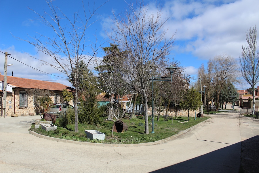 Plaza de la Constitución en Morille, situada al lado del Museo Jaime San Román de la Industria y el Comercio
