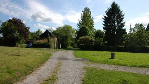 Photo "Lyonshall" by Philip Halling (CC BY-SA) / Cropped from original