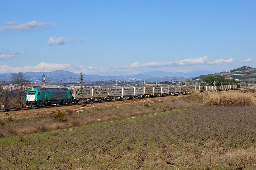 Finalment he pogut fotografiar al fruiter de ECR Dagenham – Portbou – Silla, la sort va estar del meu costat, ja que en territori francès es va avariar la locomotora que el tenia que portar fins a Portbou, degut a això va circular el dilluns. Vaig quedar amb en Javier per poder fotografiar-lo a Lavern amb la 335.006 al capdavant. També agrair a Sergio per la trucada mentre estàvem esperant. Por fin pude pillar al frutero de ECR Dagenham – Portbou – Silla, la suerte corrió de mi lado, ya que en suelo francés se averió la locomotora que lo tenía que llevar hasta Portbou, debido a esto circuló el lunes. Quedé con Javier para poder fotografiarlo en Lavern con la 335.006 al frente. También agradecer a Sergio por la llamada mientras estávamos esperando.